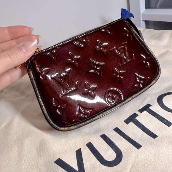 Louis Vuitton Vernis Mini Pochette Accessories - Picture 1 of 12